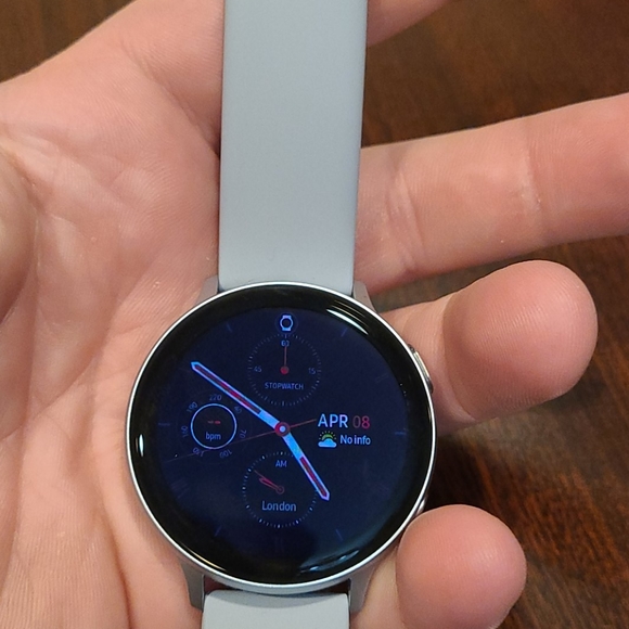 Samsung Galaxy Watch Active 2 - Picture 2 of 3